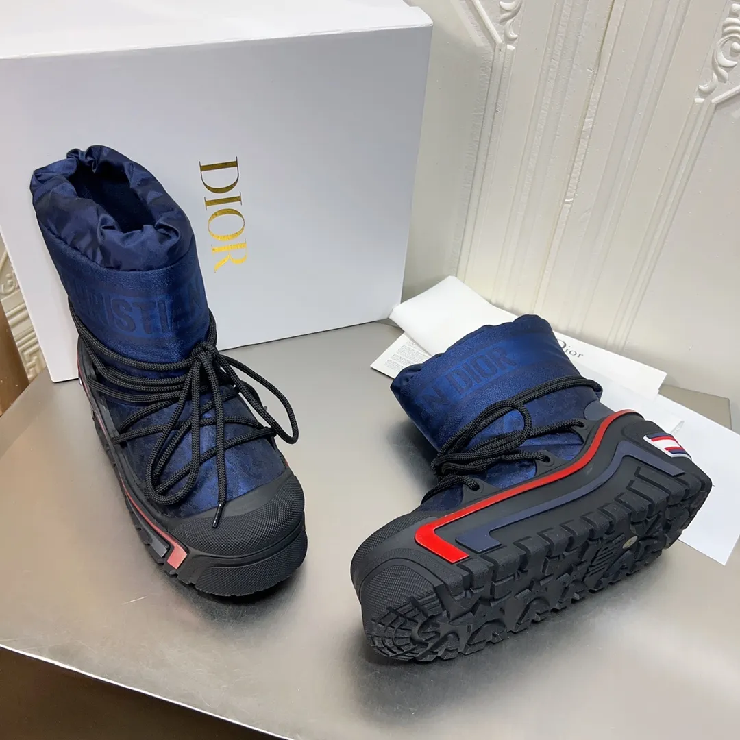 Men's shoes p600! The highest version on the market, Dior Dior's king style snow boots, ski boots, fat and cute, so cute →_→ from the DiorAlps limited series, unique. Shiny nylon Oblique print upper with criss-cross straps for an ideal fit. The technical fabric of the boot shaft, short-cut version, can be worn in the city or in the mountains. It makes the calf slimmer and taller, warm and concave. The boot shaft and sole are made of original waterproof padded lining. The embroidered fabric is original star ⭐ rubber non-slip thick sole and multi-module combination outsole. The size is 35-40. 41Customized